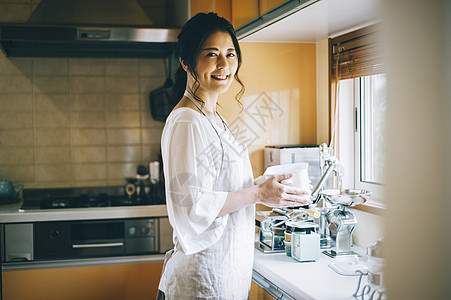 厨房里的中年女性肖像图片