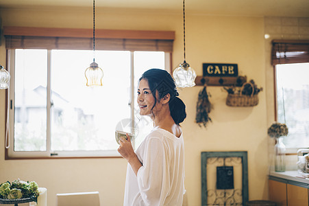 女士三十几岁女士们女生活方式茶时间图片