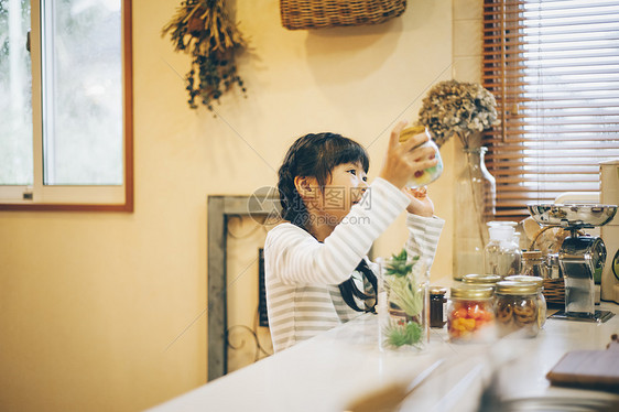 房屋料理假日儿童女孩的帮助图片