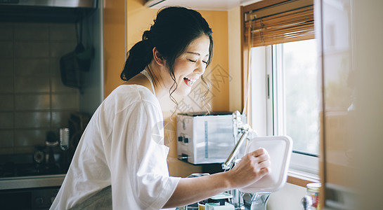 留白中年室内女人的生活方式主妇图片