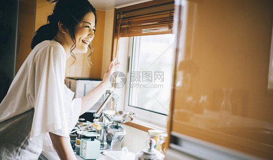 房屋年轻建造女人的生活方式主妇图片