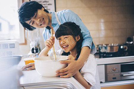 家人建造幸福父母和孩子的女孩帮助图片