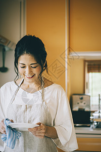 擦盘子的女性图片