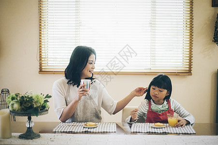 一家三口周末幸福居家图片