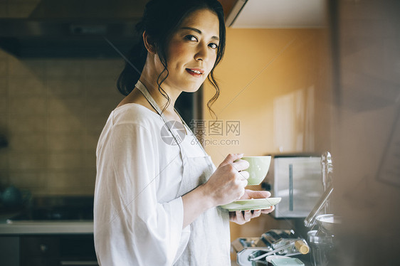 喝水的女性图片