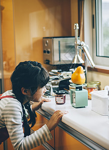 午饭人物清澈儿童女孩的帮助图片