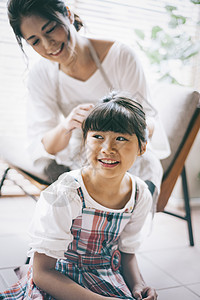 妈妈给小女孩梳头发图片