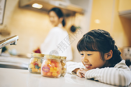 户内女士父母和小孩亲子生活方式组图片