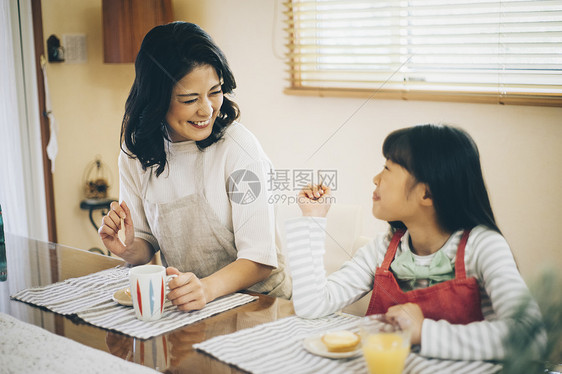 户内母女杯亲子生活方式组图片