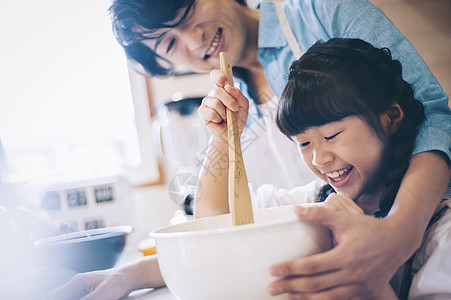 年轻小姑娘果脯父母和孩子的女孩帮助图片