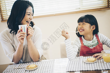 红茶喝酒亲热亲子生活方式组图片