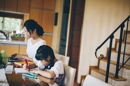 餐厅手提电脑青年亲子生活方式组图片