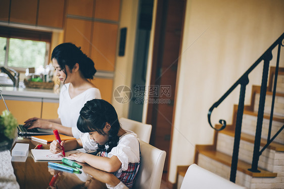 餐厅手提电脑青年亲子生活方式组图片