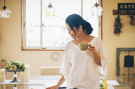 酒水饮料人物喝女生活方式茶时间图片