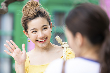 打招呼微笑的年轻女子图片素材