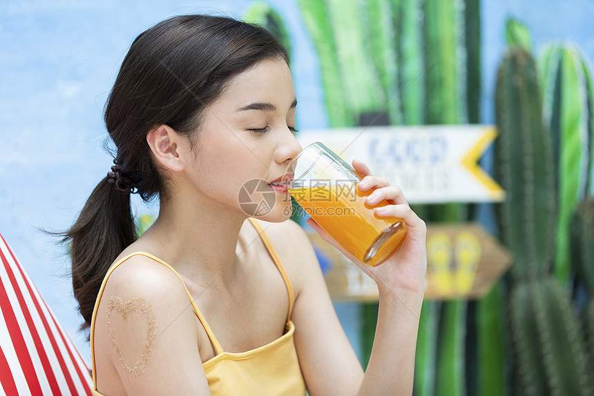 喝果汁的年轻女子图片