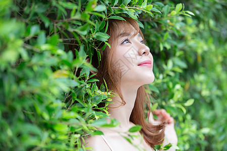  夏日植物美妆护肤女性图片