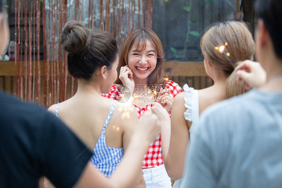 青春活力美女闺蜜放烟花图片