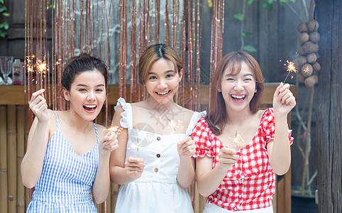 派对上放烟花开心的闺蜜姐妹图片素材