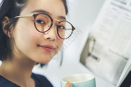 居家阅读喝咖啡的青年女子图片