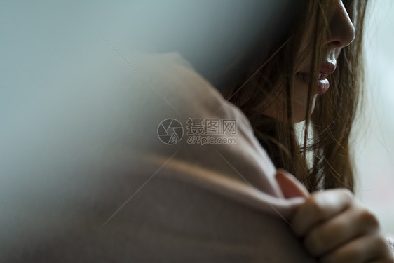 女性悲伤情绪图片