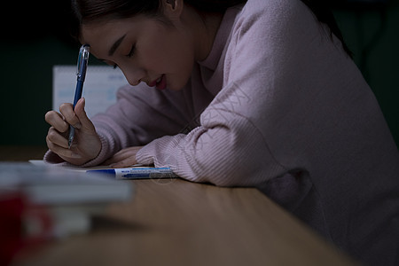 熬夜的女学生复习考试图片