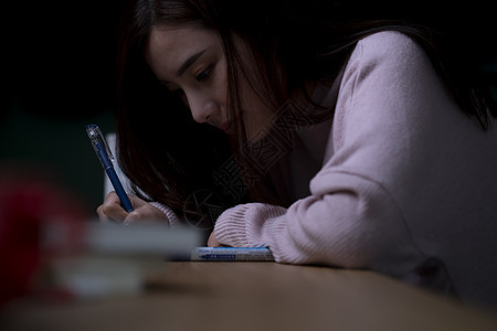 熬夜复习功课的女大学生图片