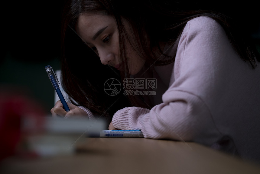 熬夜复习功课的女大学生图片