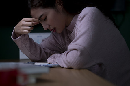 熬夜复习功课的女大学生图片