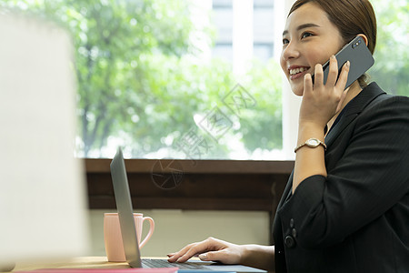 商务女性接听电话会议厅高清图片素材