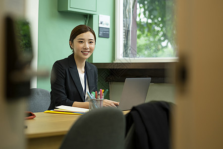 办公室工作的商务女性图片