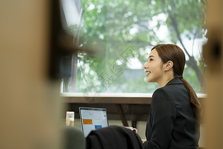 办公室微笑的商务女性图片