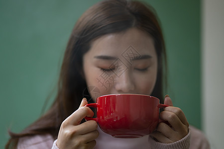 女孩喝咖啡提神图片