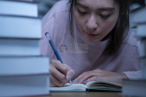 参考书入学考试女孩晚上读书图片