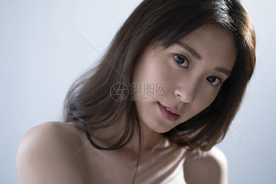 人物可爱感灰背妇女美容图片