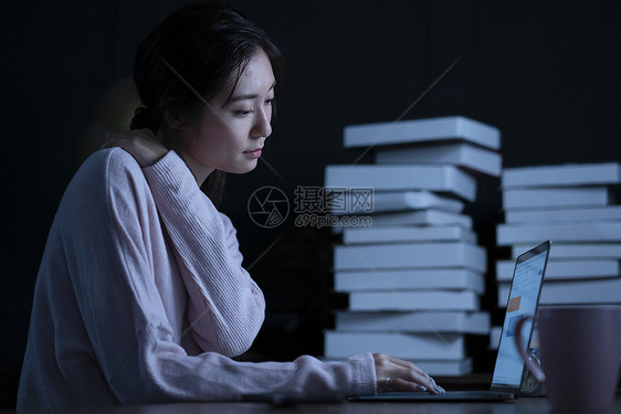 泛亚洲女人网际网路晚上读书图片