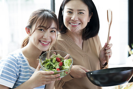 烹饪蔬菜的母女图片