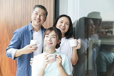 阳台二十多岁泛亚洲家庭生活方式的下午茶时间图片