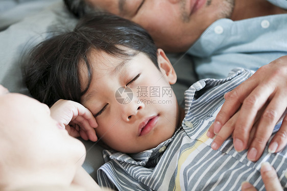 小睡外国人小学生家庭生活方式的床共享图片