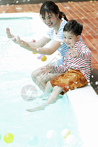 男孩20多岁少女家庭父母和孩子在游泳池玩耍图片