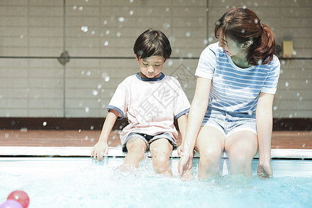 父母和孩子在游泳池玩耍图片