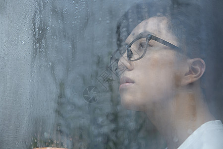 假日的休闲男子喝茶生活图片