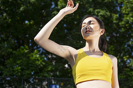 户外穿着运动服的青年女子图片