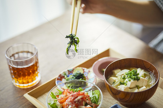 健康用餐的女人图片