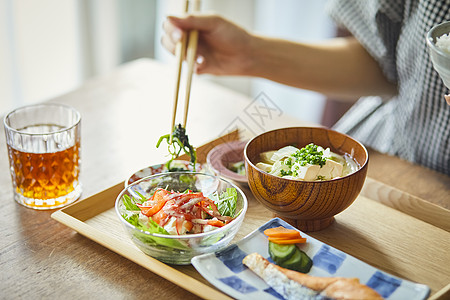 特惠季健康用餐的女人背景