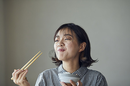 中午丰盛用餐的女人图片