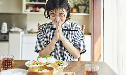 中午丰盛用餐的女人图片