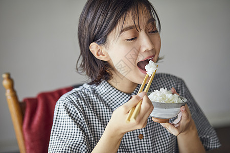 中午丰盛用餐的女人背景图片