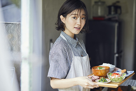 中午丰盛用餐的女人图片