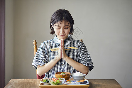 中午丰盛用餐的女人图片